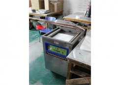 Vacuum packaging machine